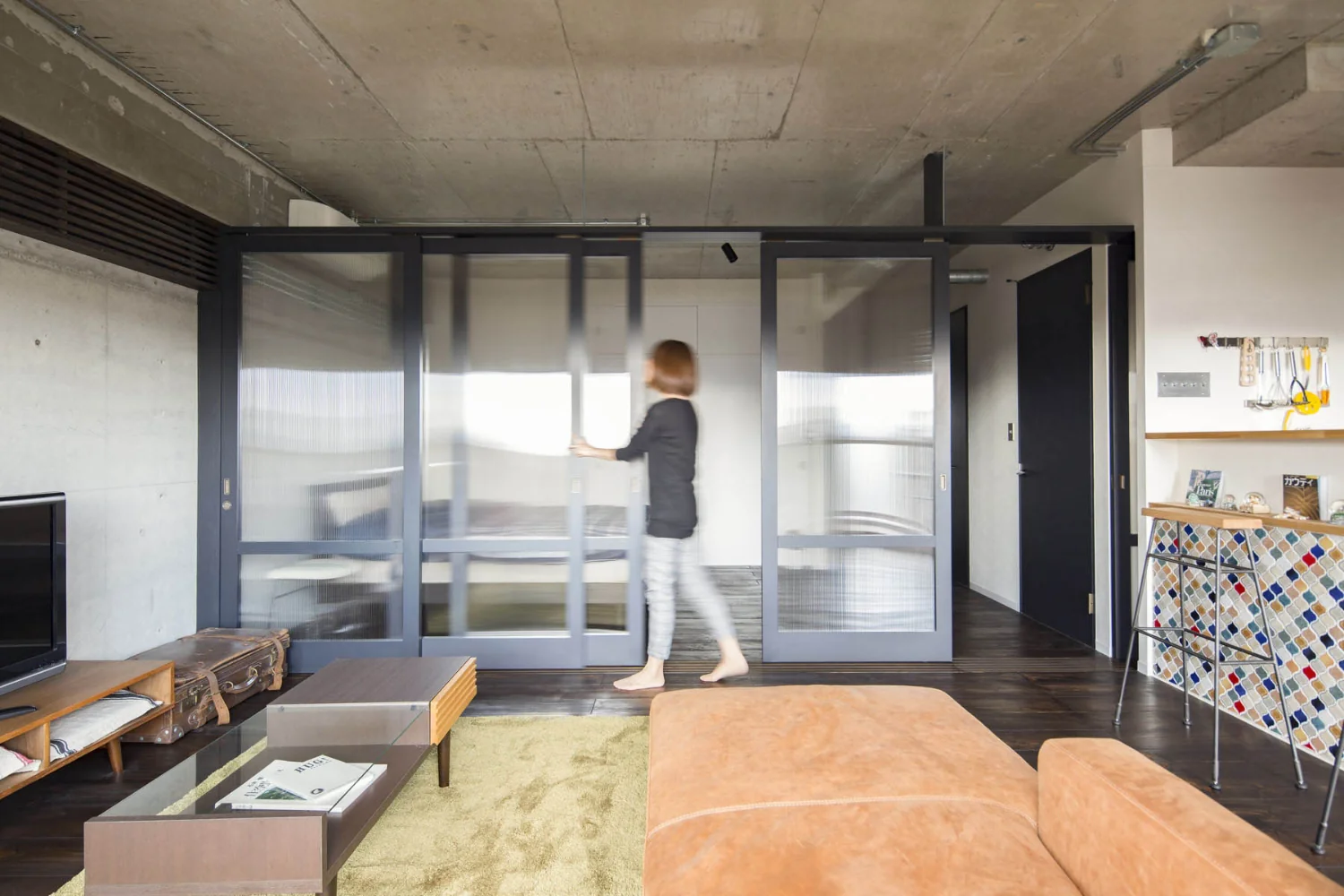 Door heights are aligned beneath the structural beams, with the upper sections left open to visually expand the limited space.