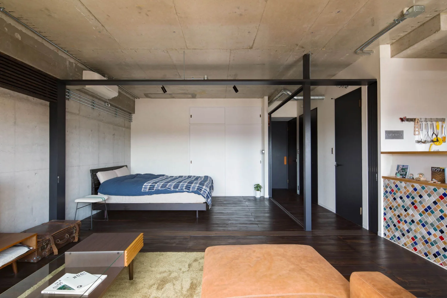 The rear bedroom was formerly a Japanese-style tatami room. The built-in closet was painted, keeping the renovation minimal.