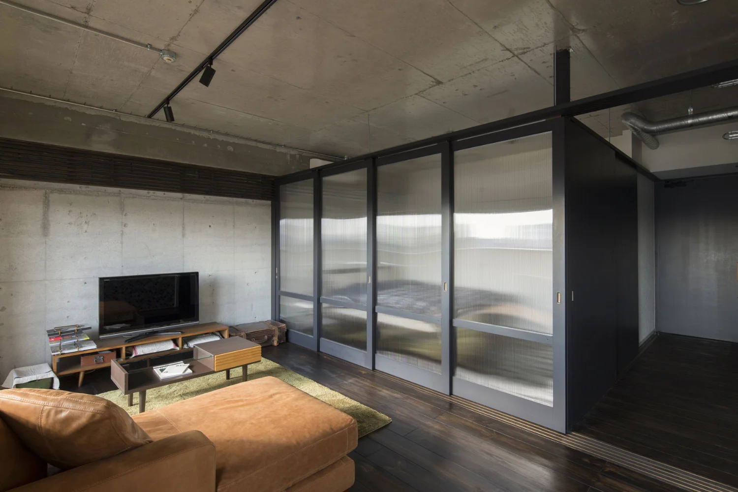 Retracting the doors into both directions transforms the space into an expansive open-plan living/dining/kitchen.