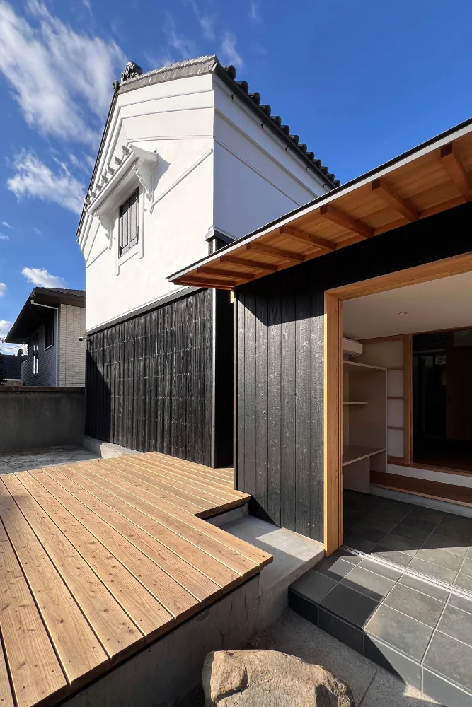 増築により母屋と無理に接続され雨漏りを生じていた蔵を切り離し、元の姿に復元。間取