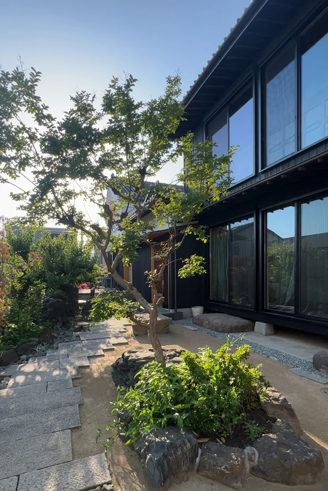 アプローチは増築された小屋を除去し、既存の庭石を再利用して組み直し。