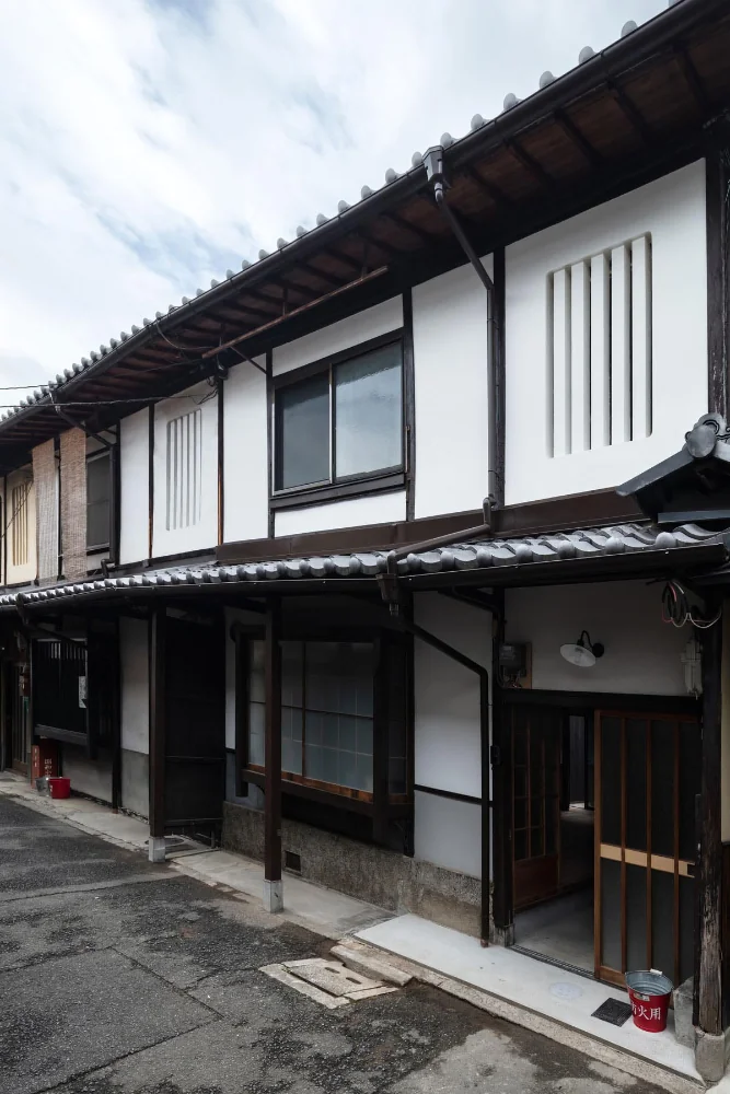 外観。前入居者によって黒く塗装された外壁を漆喰塗りに復元。虫籠窓を補修。｜賃貸長屋に光を導くリノベーション｜昭和小路の長屋Ⅱ