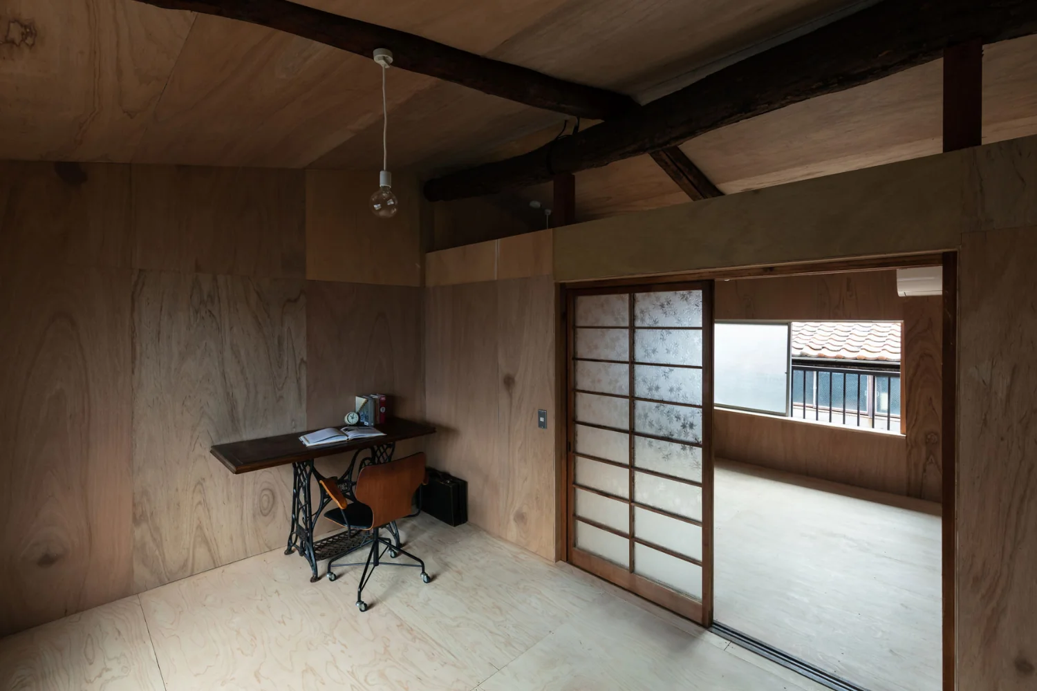 大多数室内建具经清洁修复与调整后再利用，现今已罕见的枫叶图案磨砂玻璃