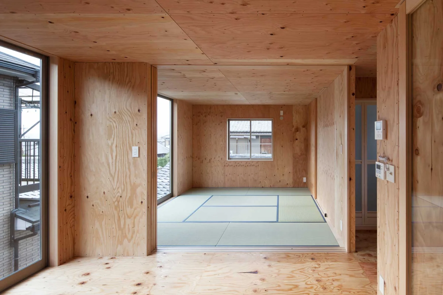 壁・天井・建具・階段は全て針葉樹合板。
