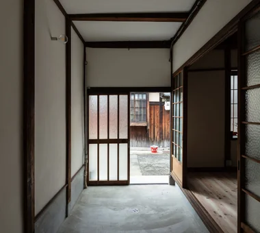 為出租長屋引入光線的翻新計畫｜昭和小路長屋Ⅱ｜和風現代住宅｜客製化住宅｜玄關