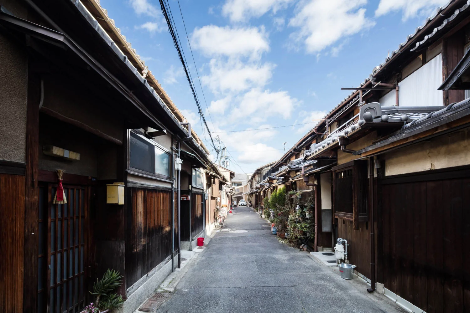 様々な増改築の履歴や住人の趣向によって微妙に異なる各戸のデザイン。｜戦前の賃貸向け京町家の蘇生｜昭和小路の長屋