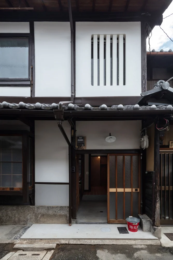 屋根は葺き土を撤去して桟瓦に葺き替え、耐震性を向上。｜賃貸長屋に光を導くリノベーション｜昭和小路の長屋Ⅱ