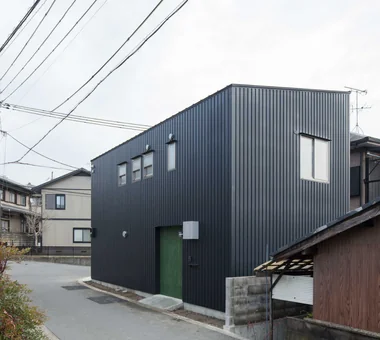 团地之家｜在车库上叠置团地平面布局的极简住宅｜紧凑住宅｜定制住宅｜外立面