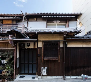 戰前出租型京都町屋的再生｜昭和小路連棟住宅｜設有茶室的住宅｜客製化住宅｜玄關