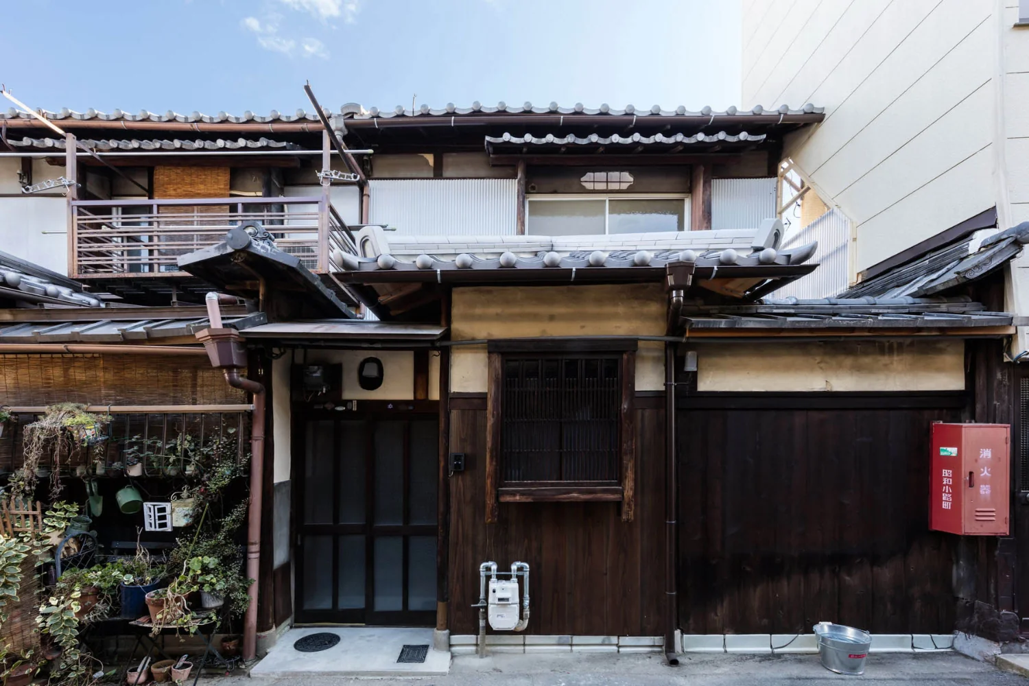 露出された設備配管やメーター類も近隣の作法に倣い、隠蔽せずそのまま。