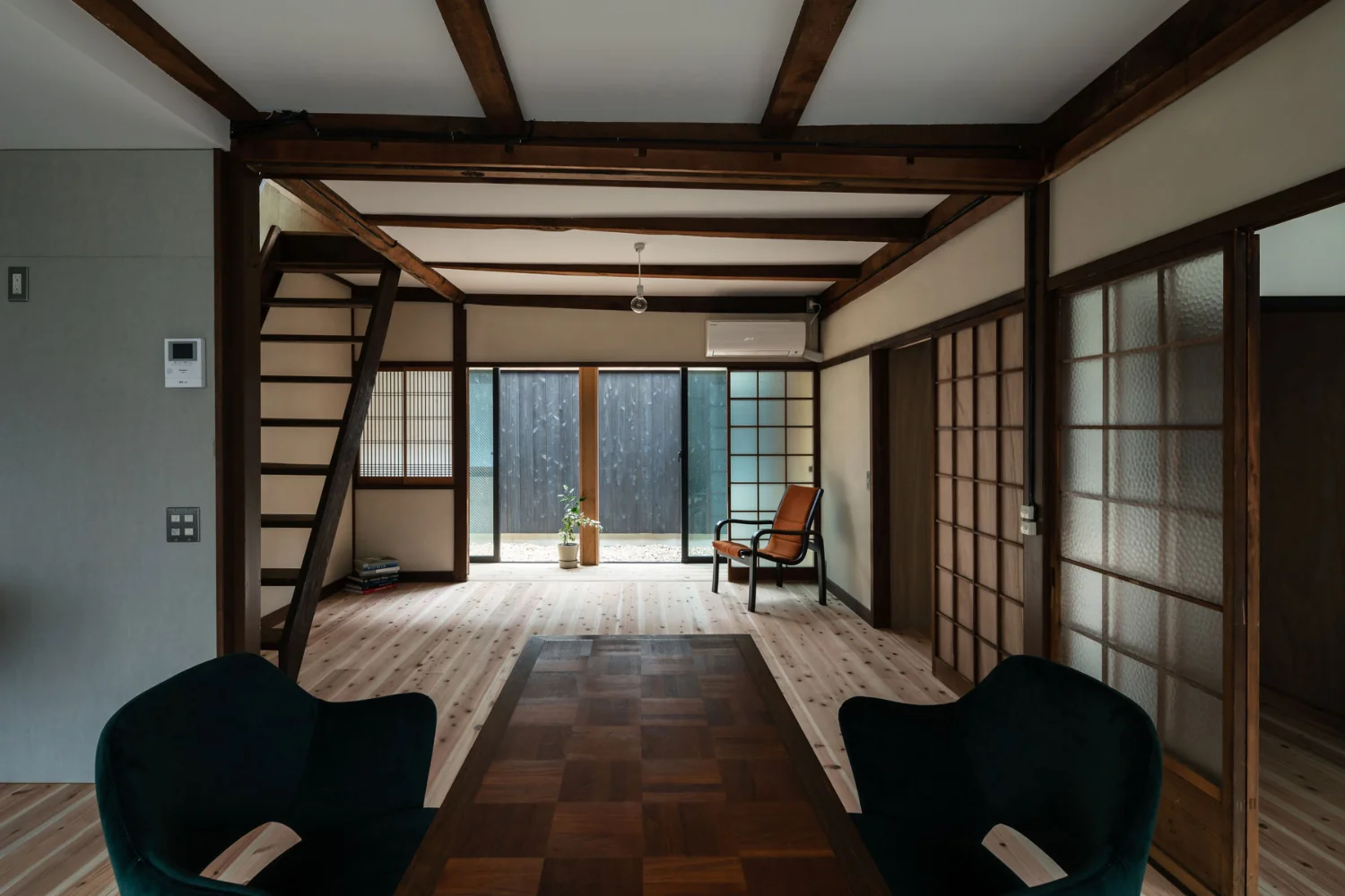 从餐区望向庭院：围墙贴以烧杉板