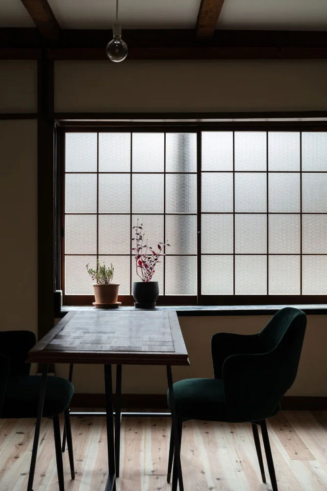 The bay window's lattice was removed and the timber joinery was converted to frosted glass and reused. Soft light filters in from the alley.｜Renovation Bringing Light to a Rental Row House | Row House on Showa Alley II