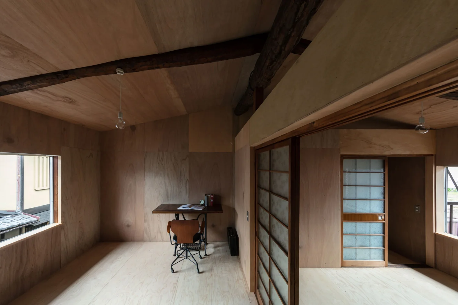 墙面与天花采用拉旺（Lauan）材料，地板为兼具加固功能的结构用胶合板，全部保持素地无涂装
