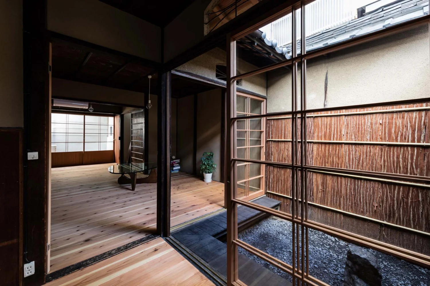 雑草と廃棄物を一掃して坪庭を復旧。アルミサッシを撤去して木製建具に変更。｜戦前の賃貸向け京町家の蘇生｜昭和小路の長屋