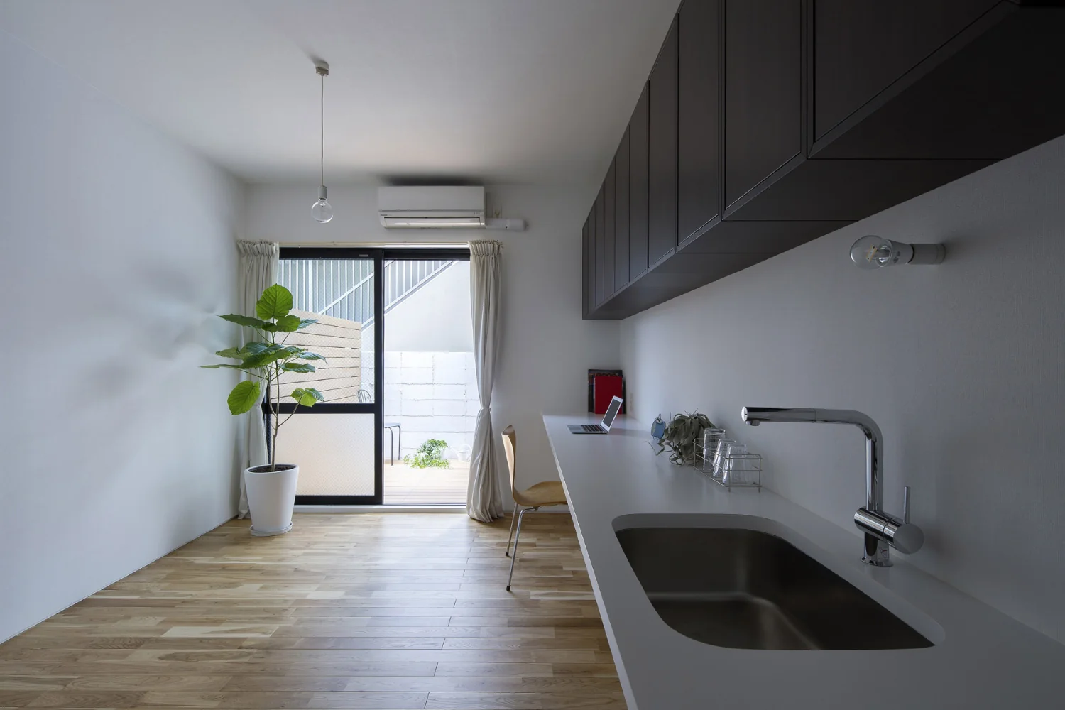 Reconfigured a conventional studio apartment into a simplified layout that can be used as spaciously as possible.