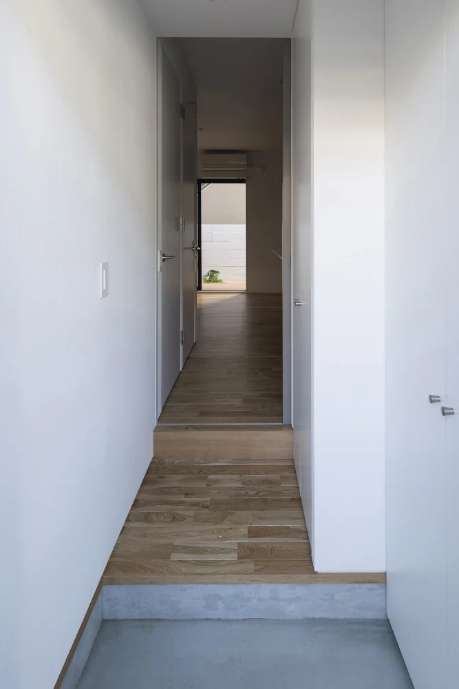 A simple entrance finished with a mortar render applied over the existing tiles.｜Studio Apartment with Private Garden and Large Desk | D#102