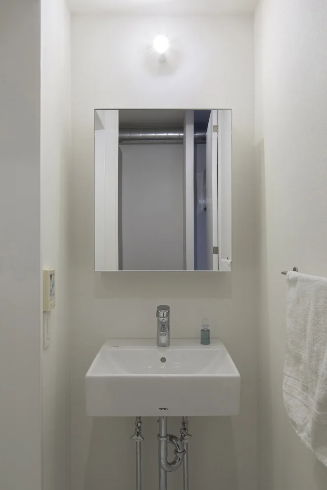 Converted the three-piece prefabricated unit bath to a 1216 unit, enabling the provision of a dedicated washbasin and dressing room.
