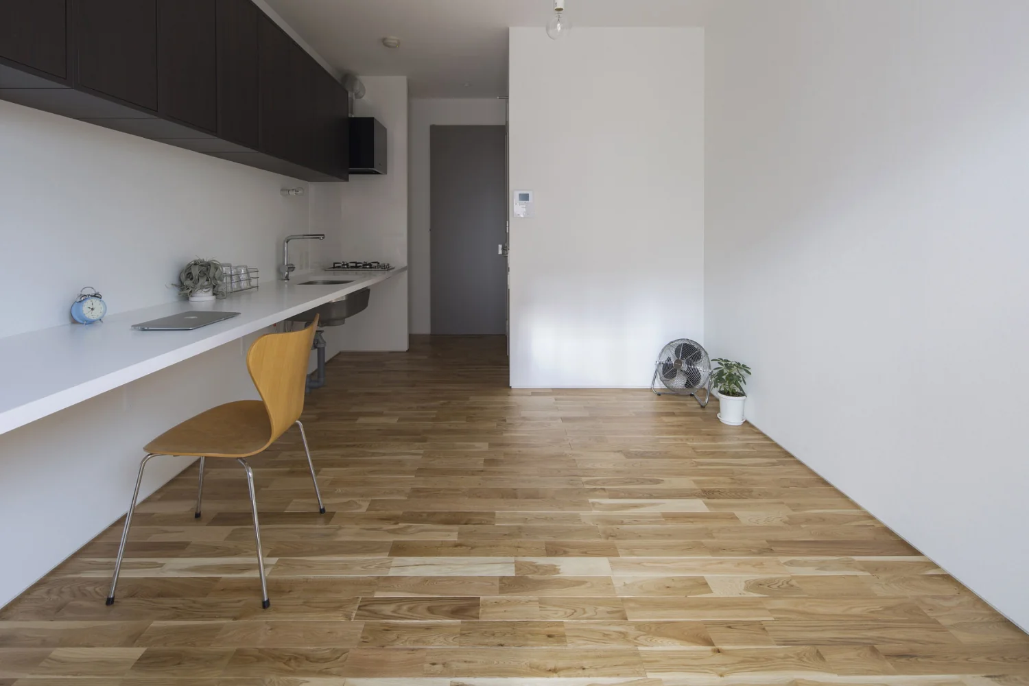 Maximizing the limited effective floor area, the ceiling height was raised to 2,500 mm.