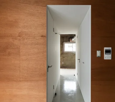 Living Around a Square | Square Room｜Custom-built house｜Corridor