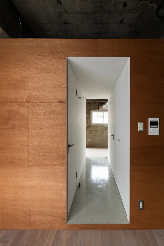 Details that minimize direct junctions between materials.