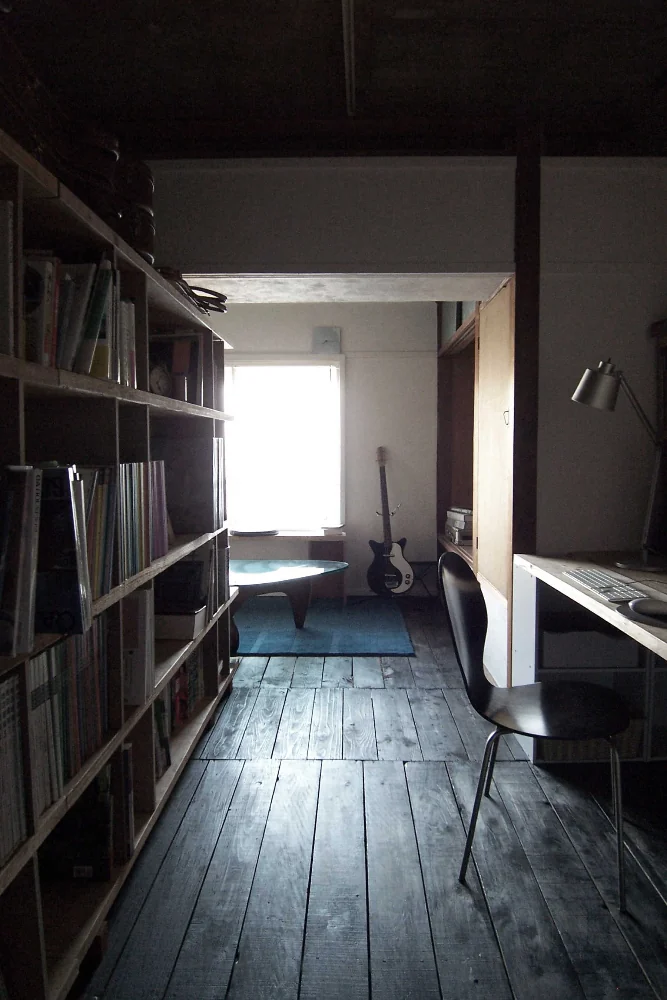 The ceiling was restored to exposed concrete while preserving the Showa‑era applied pilasters and lintels.
