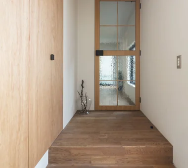 House of Four Pavilions and an Alley | Four-Corner House｜Homes Embracing Natural Light｜Custom-built house｜Entrance hall