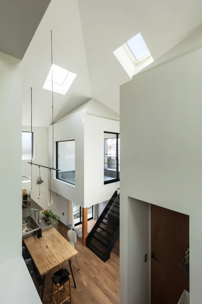 A plan in which small houses nestle at the four corners of a larger house.