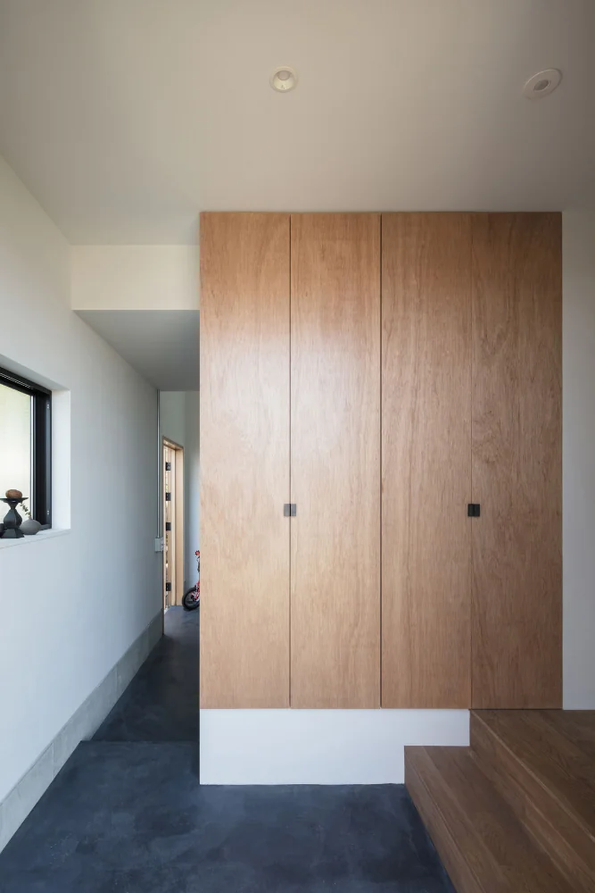 Entrance leading to the doma; the floor is mortar tinted with sumi ink.｜House of Four Pavilions and an Alley | Four-Corner House