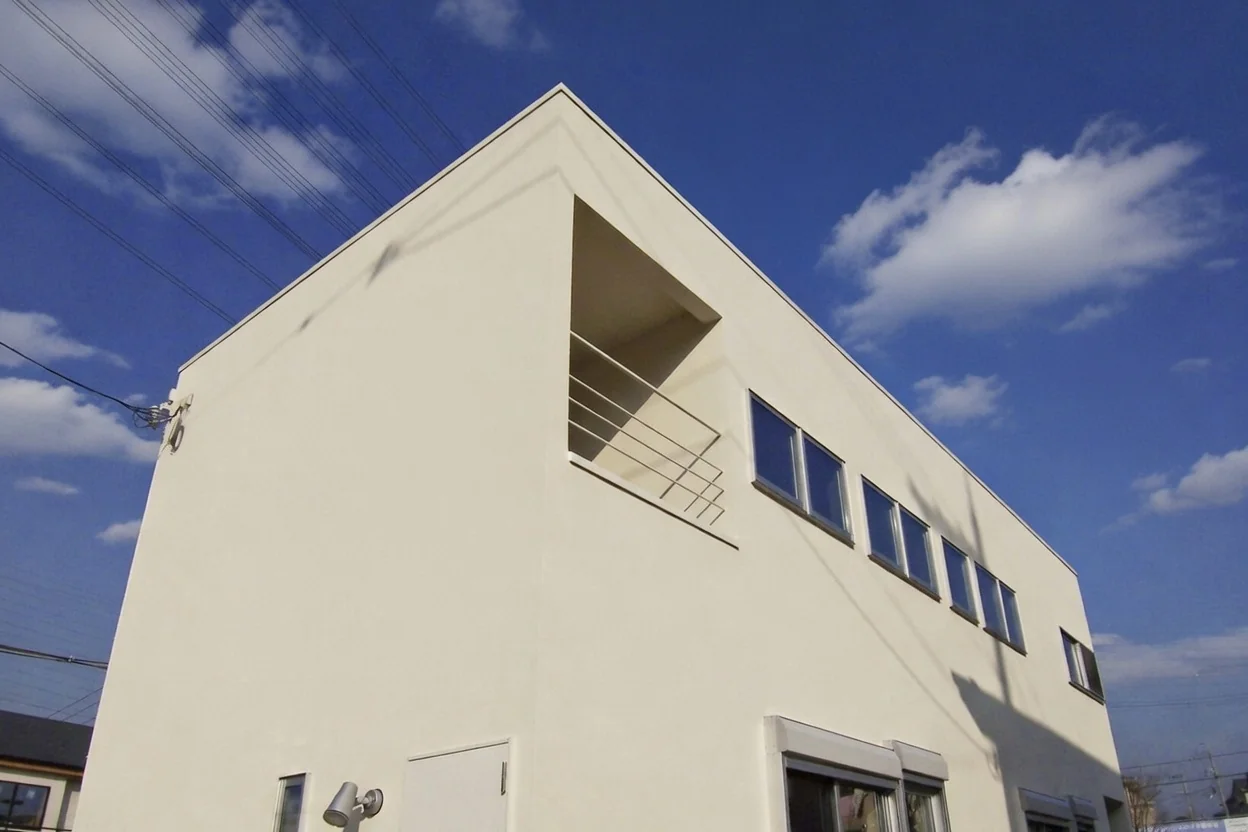 凸凹のないシューズボックス型の外形とし施工の難易度を低減。｜建築条件の中でつくる｜函の家