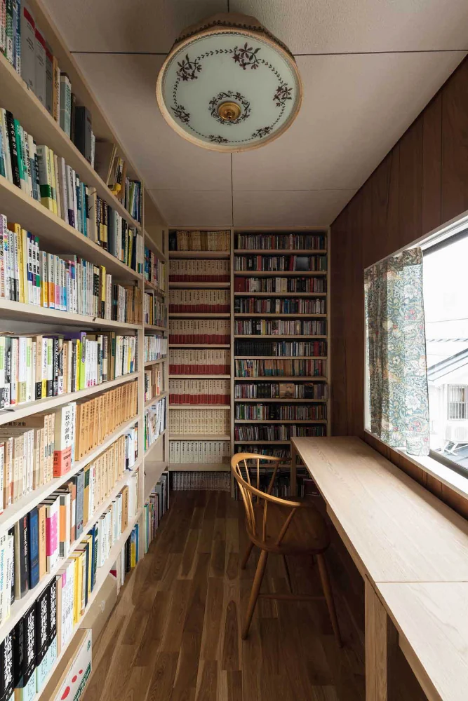 2階の書斎。天井一杯の書棚を新設。天井照明は新築時のもの。｜住み慣れた住まいをより良く・より快適に｜愛でる家