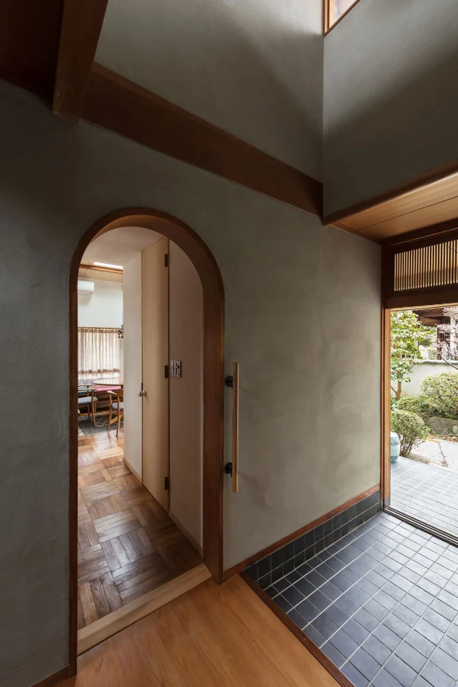 アーチ奥に居間を見る。