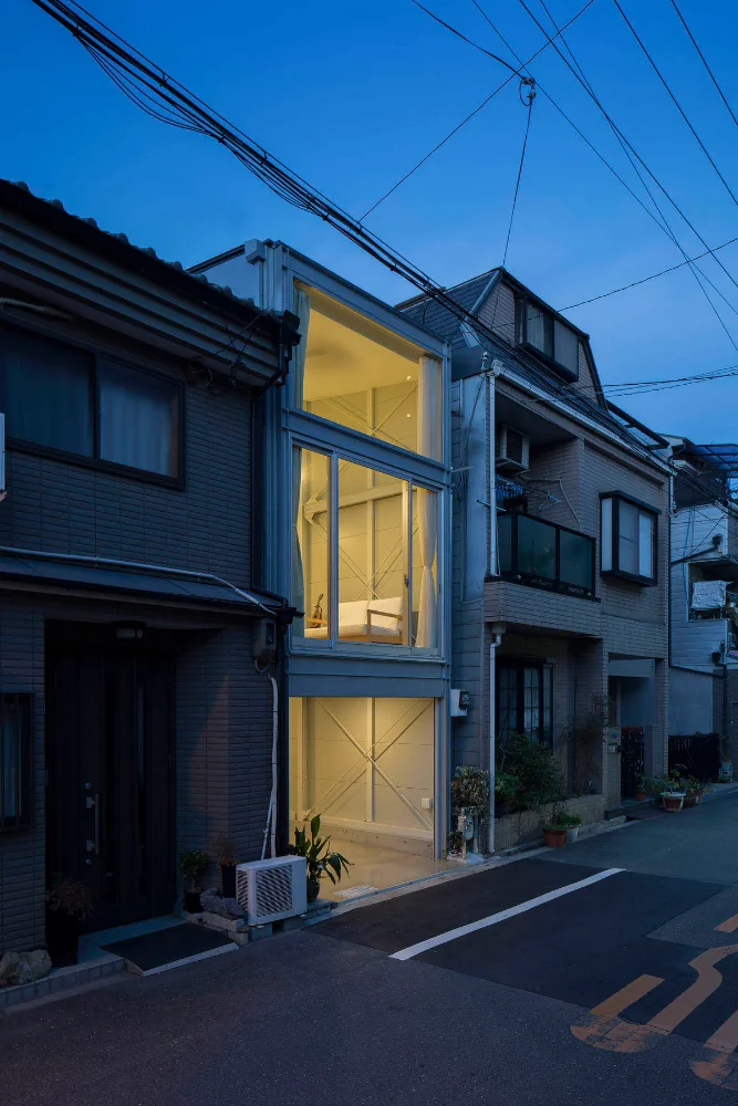 夜間整棟住宅如行燈般浮現。