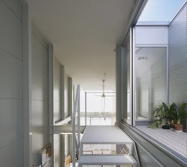 Narrow Skip-Floor Steel-Frame Garage House | ' ' House｜Compact House｜Custom-built house｜Atrium