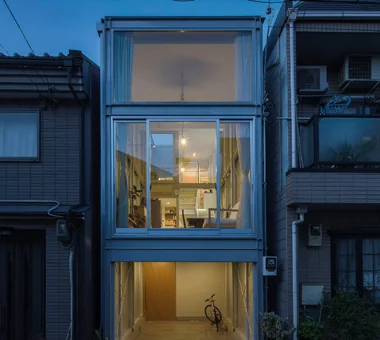 钢骨结构狭窄跳层车库住宅｜『』之屋｜紧凑住宅｜定制住宅｜外立面