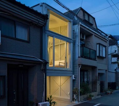 钢骨结构狭窄跳层车库住宅｜『』之屋｜紧凑住宅｜定制住宅｜外立面
