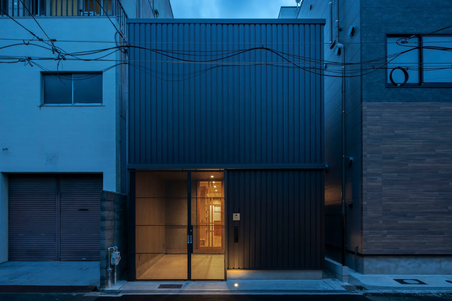 A small house offering open living amid the gaps between buildings.