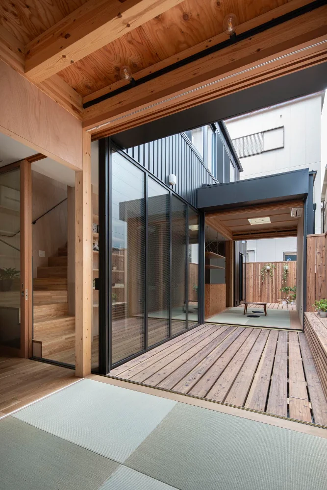 The spatial sequence connecting the mother's bedroom, Engawa 1, the living room, and Engawa 2.