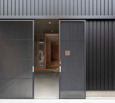 A Small House for Open Living in the Gap Between Buildings | Kigawa Row House｜Industrial Design Residences｜Room Tour｜Custom-built house