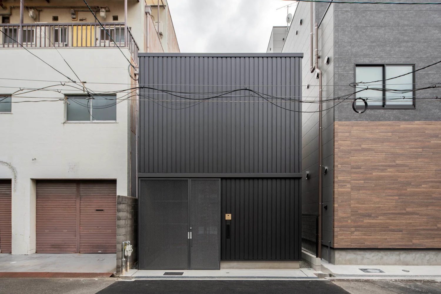A plan to demolish and rebuild the single dwelling that remained in the gap between larger buildings.