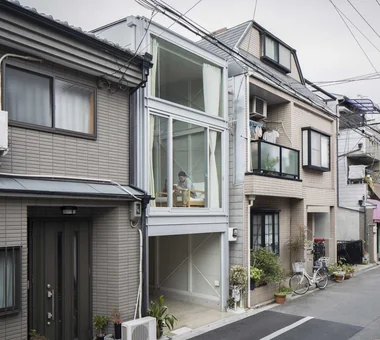 钢骨结构狭窄跳层车库住宅｜『』之屋｜紧凑住宅｜定制住宅｜外立面