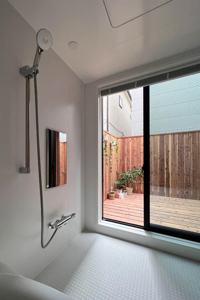 The bathroom is a generous 1620 size (approximately 1.6 × 2.0 m) and links to the engawa via a full-height sliding window.