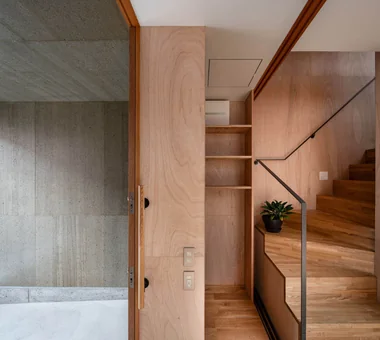 A Small House for Open Living in the Gap Between Buildings | Kigawa Row House｜Homes Embracing Natural Light｜Custom-built house｜Entrance hall