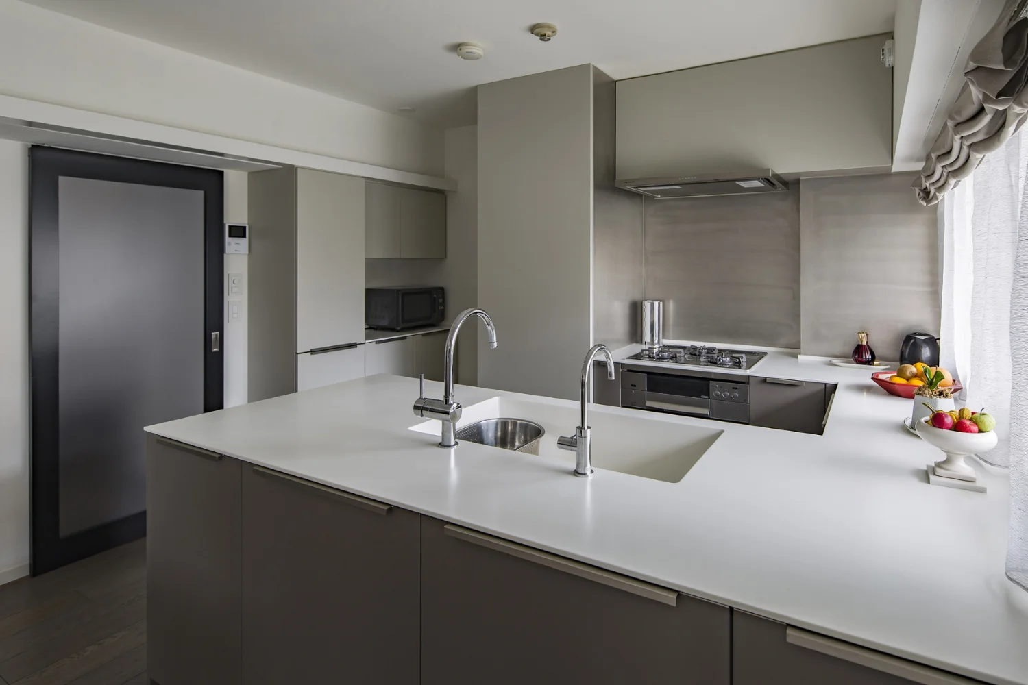 The kitchen and curtains are rendered in earth tones that harmonize with the walls and flooring.