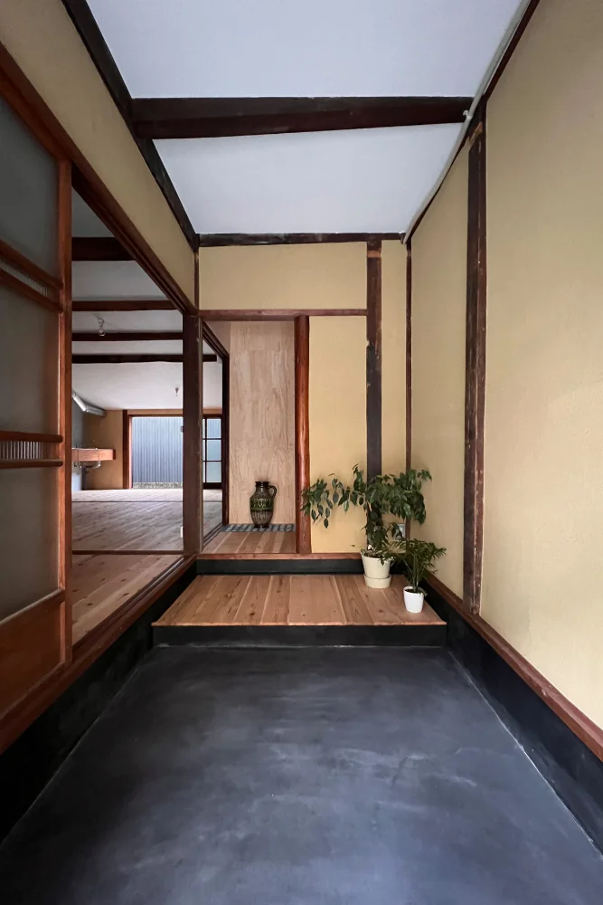 The existing tokobashira (alcove pillar) was relocated to face the entrance; the closet niche is composed as a tokonoma-like feature.｜Layering a Studio Apartment and a Traditional Kyoto Townhouse — Row House III on Showa Lane