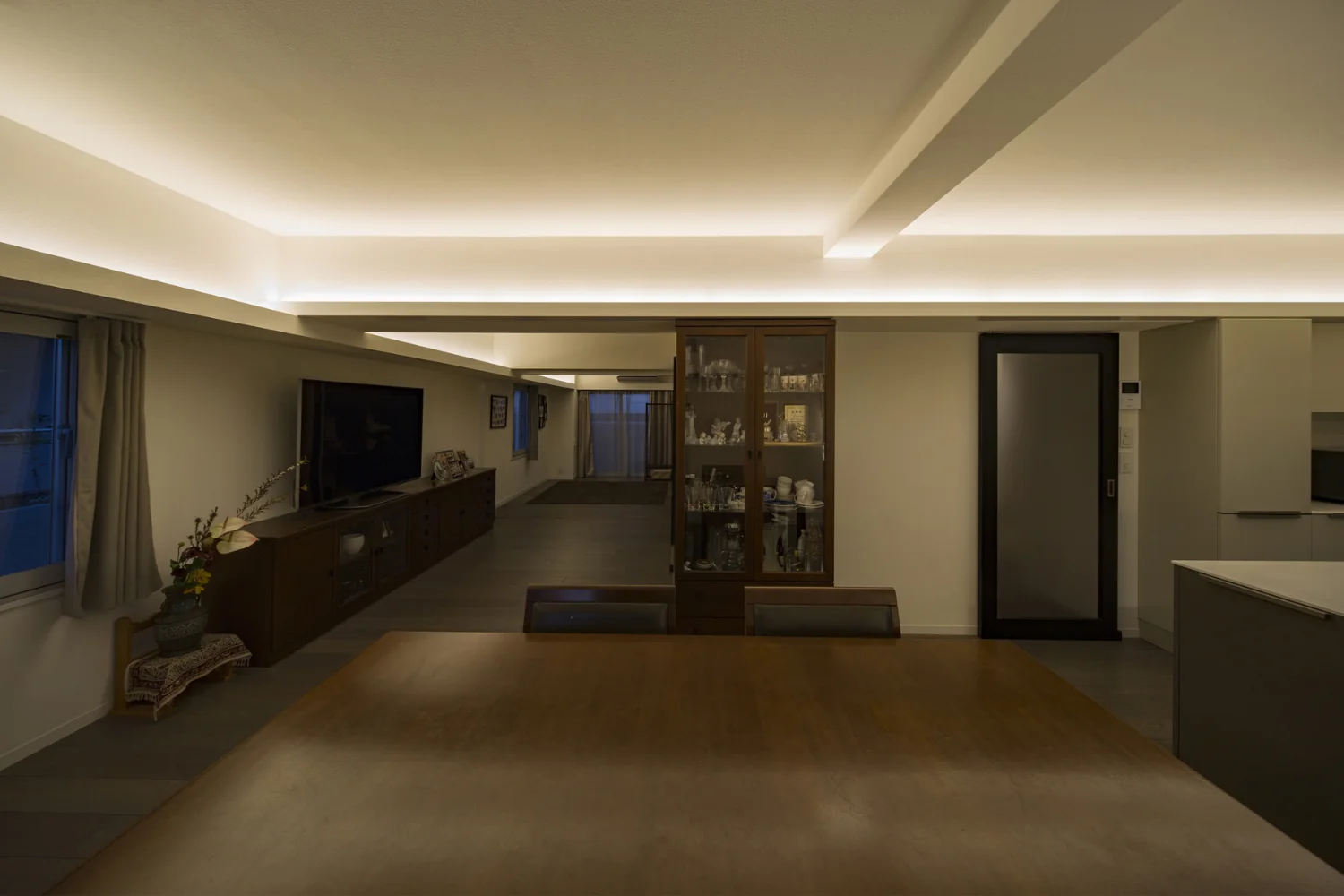 The ceiling is left unlined; illumination is provided exclusively by indirect lighting.
