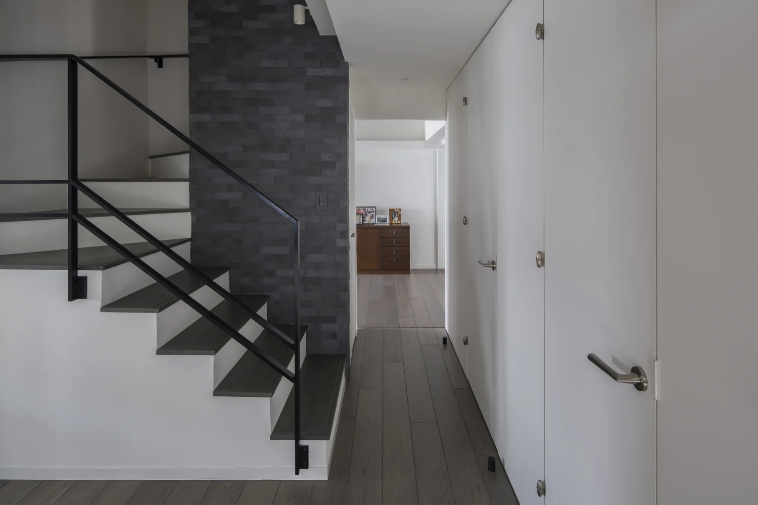 Entrance. The feature wall facing the entrance is finished with Ecocarat tiles.