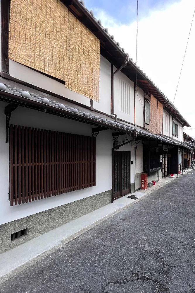 Exterior. Incremental renovations to individual units have produced a restrained sense of cohesion across the walls and roofs.