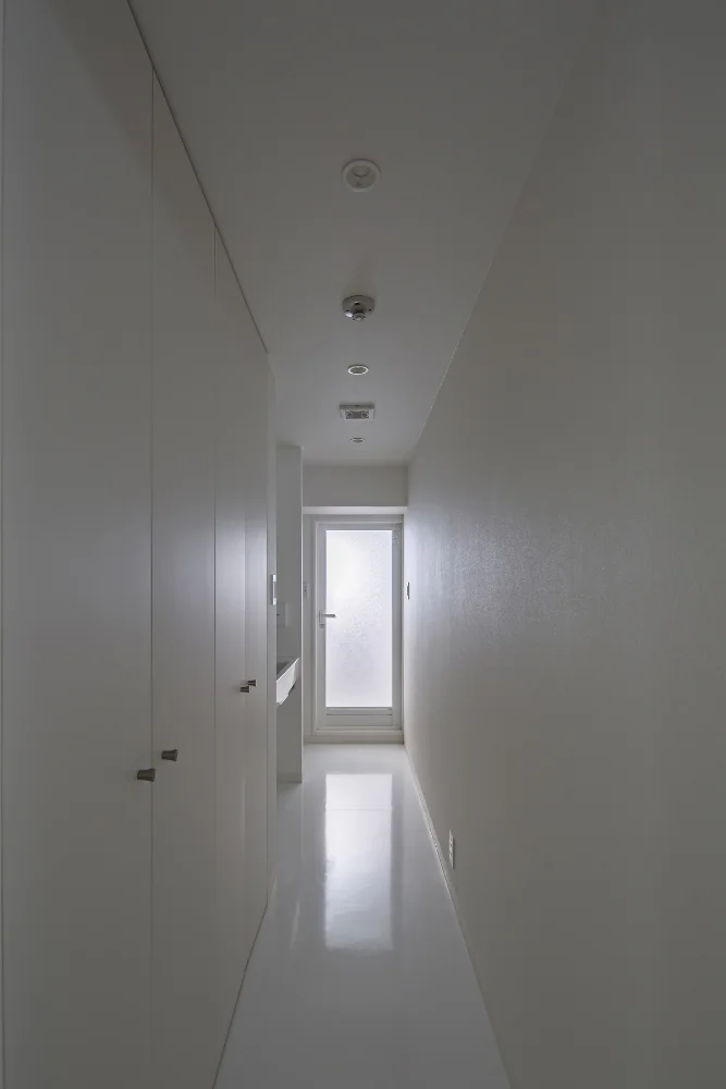 A slender washroom incorporating the corridor.