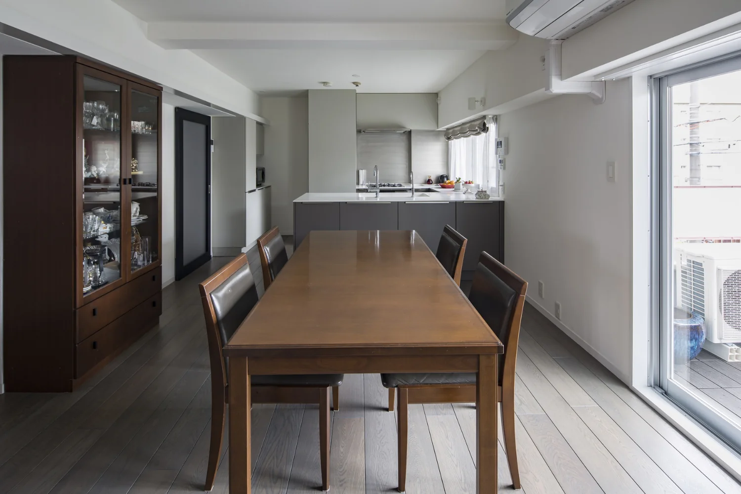 Interior finishes were selected to complement the clients’ existing furniture, using solid wood flooring and diatomaceous‑earth plaster to create a calm tonal palette.