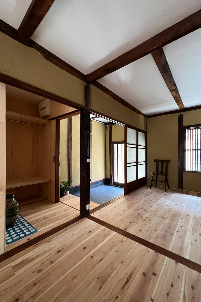 Entrance area revisited. Different combinations of fittings increase circulation options, creating modest internal permeability.｜Layering a Studio Apartment and a Traditional Kyoto Townhouse — Row House III on Showa Lane